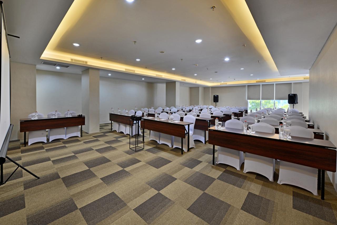 Whiz Prime Hotel Basuki Rahmat Маланг Экстерьер фото