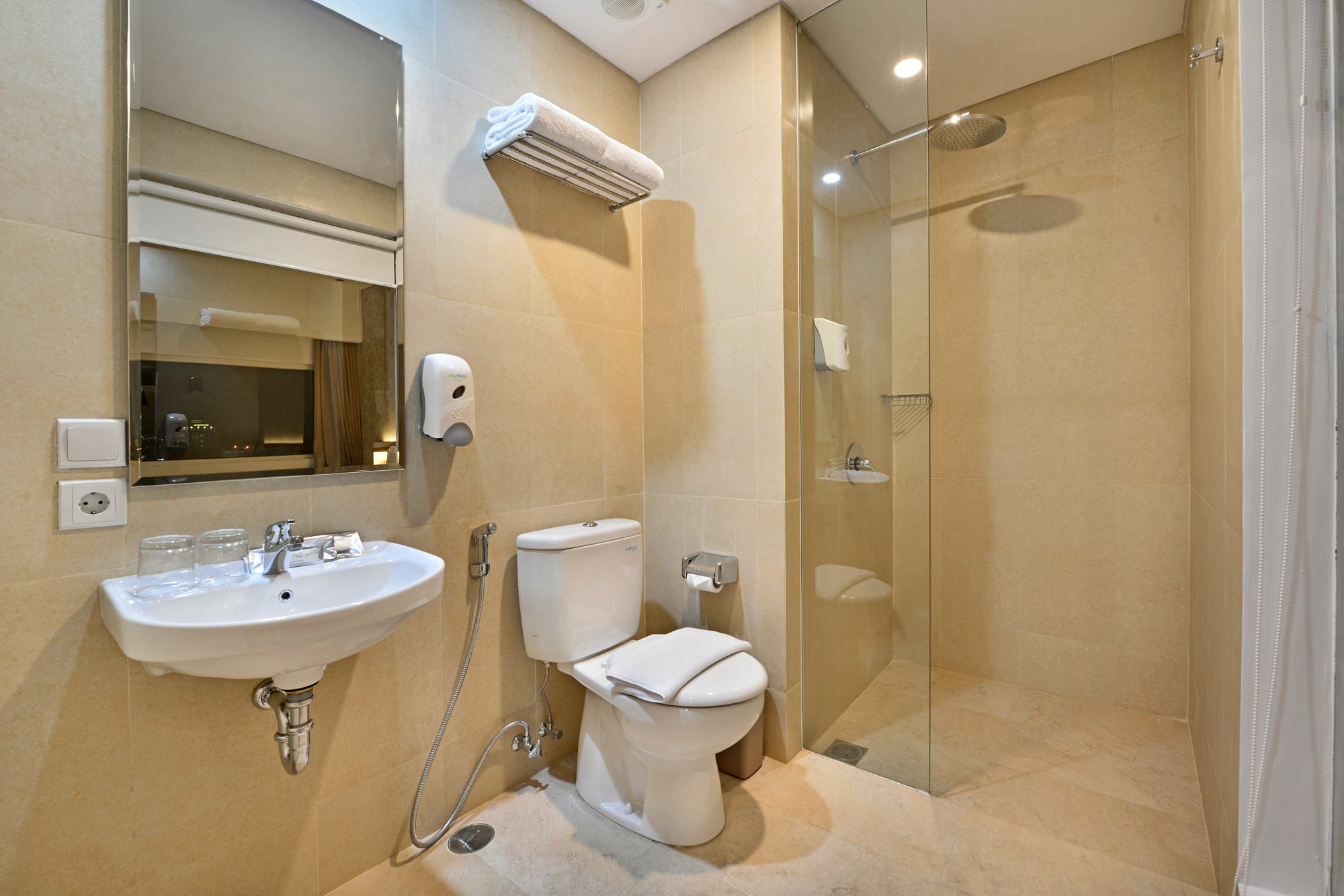 Whiz Prime Hotel Basuki Rahmat Маланг Экстерьер фото