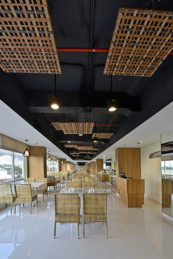 Whiz Prime Hotel Basuki Rahmat Маланг Экстерьер фото